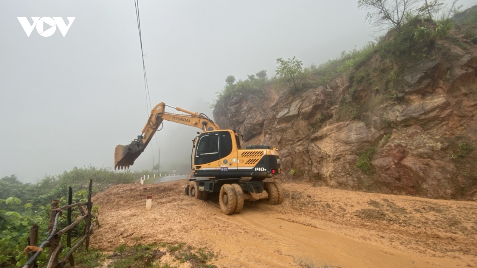 Mưa lớn gây sạt lở và ách tắc giao thông nhiều nơi ở Tây Bắc